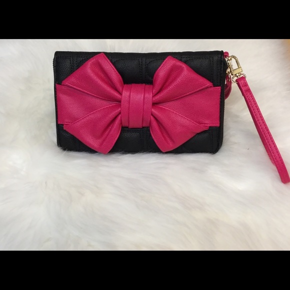 Betsey Johnson Handbags - ❤️NEW Betsey Johnson XL “Gigi” Sweetheart Wristlet